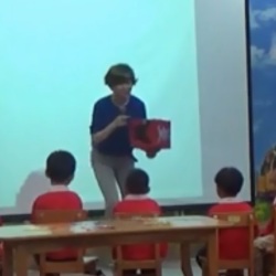 幼儿园科学活动《玻璃纸变变变》公开课视频【金晓燕】01