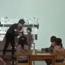 幼儿园大班美术《墨鱼宝宝穿花衣》公开课视频02